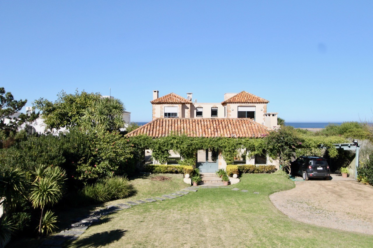 Impresionante casa estilo italiano frente al mar